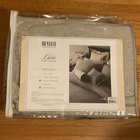BNWOT Revelle Bedskirt in original packaging - Picture 3 of 4